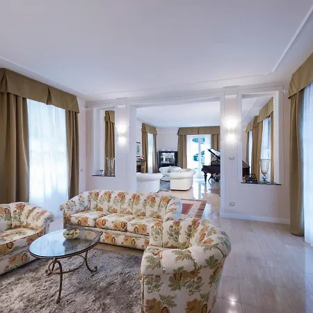 Sleeps 10 Pool Air Con Wifi